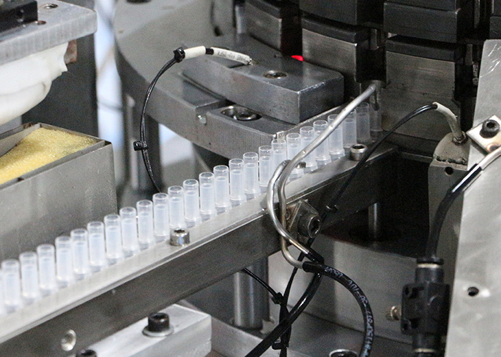 Jak snižuje uzavírací stroj překlopného horního víčka riziko křížové kontaminace nebo rozlití produktu během procesu omezení?